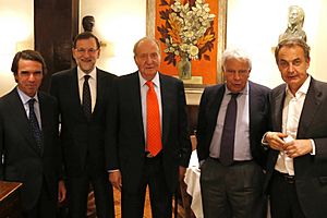 Archivo:Mariano Rajoy cena con el Rey Juan Carlos y los expresidentes del Gobierno Rodríguez Zapatero, Aznar y González (cropped)