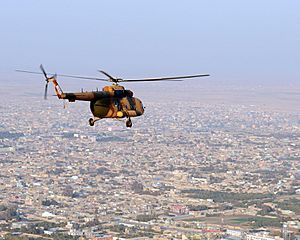 Archivo:Mi-17 helicopter flies over the northern Afghan city-101113-N-5006D-582