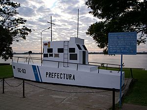Archivo:Monumento de la Prefectura Naval Argentina en homenaje al guardacostas "Río Iguazú", hundido durante la Guerra de las Malvinas (Monte Caseros).