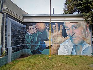 Archivo:Mural en homenaje a Amadeo Carrizo, en la estación Devoto del ferrocarril San Martín.