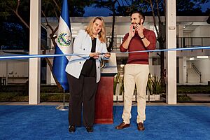 Archivo:Nayib Bukele inaugurando una escuela