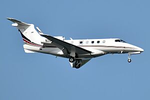 Archivo:NetJets, N390QS, Embraer Phenom 300 (49593599392)