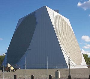 Archivo:PAVE PAWS Radar Clear AFS Alaska
