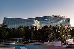 Archivo:PLA General Hospital at dusk (20211011175558)