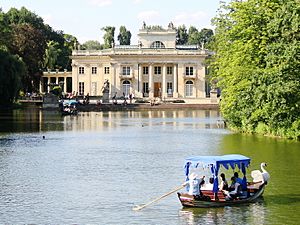 Archivo:Palace on the Water, Łazienki Park, Warsaw