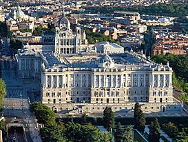 Palacio Real de Madrid Julio 2016 (cropped).jpg
