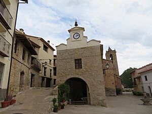 Archivo:Plaza Mayor, Luco de Bordón (Teruel)