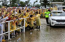 Archivo:Pope Francis Tacloban 13