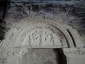 Archivo:Portada de templo románico en Añes