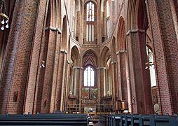 St. Nicolai Lüneburg Langhaus und Altar 01