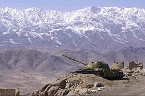 Archivo:T-62 tank abandoned in Afghanistan