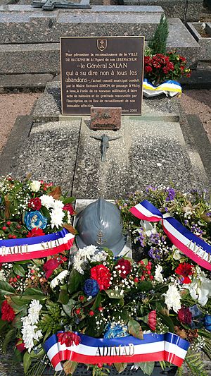 Archivo:Tombe du général Salan, pierre tombale, cimetière de Vichy