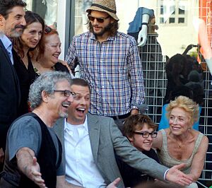 Archivo:Two and a Half Men cast and Chuck Lorre in September 2011
