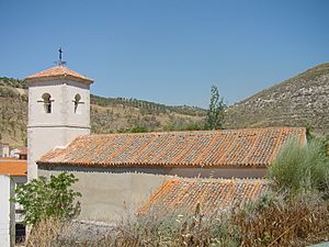 Archivo:Vista lateral de iglesia en Valverde de Alcalá