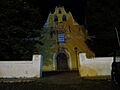 Vista nocturna del a catedral de Kanxoc