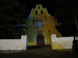 Archivo:Vista nocturna del a catedral de Kanxoc