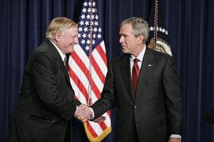 Archivo:William F. Buckley, Jr. with President Bush 2005