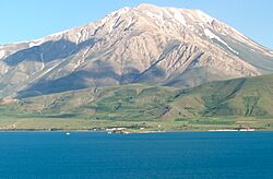 Archivo:Çadır Dağı seen from the island of Akdamar in lake Van