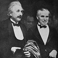 Archivo:Albert Einstein and Charlie Chaplin City Lights premiere 1931