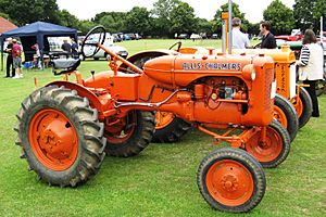 Archivo:Allis-Chalmers Allis-Chalmers Model B tractor next to a Fordson