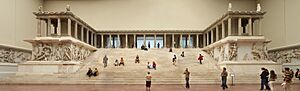 Archivo:Berlin - Pergamonmuseum - Altar 01