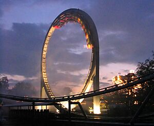 Looping Star (montaña rusa diseñada por Schwarzkopf), en el parque de atracciones Bobbejaanland de Lichtaert (Bélgica).