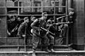Bundesarchiv Bild 183-R97906 Warschauer Aufstand, Straßenkampf, SS