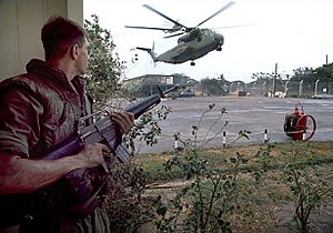 Archivo:CH-53 landing at Defense Attaché Office compound, Operation Frequent Wind