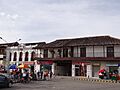 Cafe bar y pasaje comercial. Casas viejas del marco de la plaza. Rionegro (Antioquia)