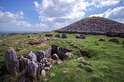 Archivo:Cairns S(?) and T, Loughcrew