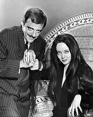 Archivo:Carolyn Jones John Astin The Addams Family 1964