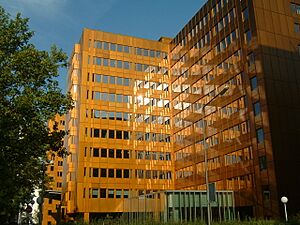 Archivo:Commerzbank goldenes haus ffm 027