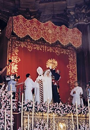 Archivo:Coronación de la Virgen de los Dolores