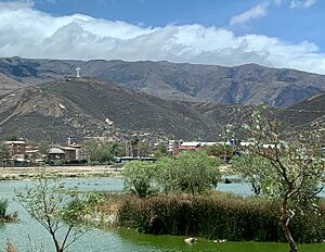Archivo:Cristo de la Concordia desde la isleta de la Laguna Alalay en Cochabamba