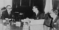 Archivo:En reunión - Presidente Arturo Frondizi con el rector de la UBa Risieri Frondizi