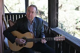 Archivo:Eric Idle with Guitar