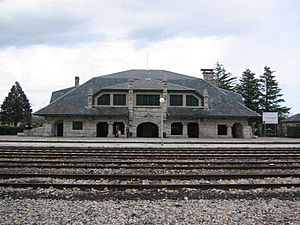 Archivo:Estación de tren de Puebla de Sanabria