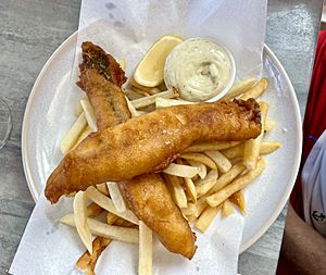 Archivo:Fish and chips at Boardwalk Bistro on Hastings, Noosa Heads, 2021