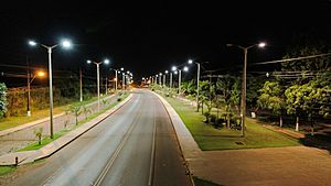 Archivo:Foto nocturna de la entrada de la Ciudad de La Paloma