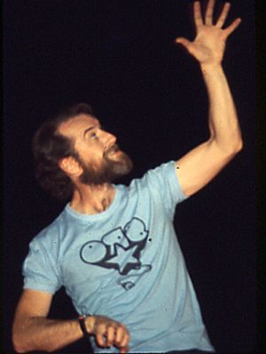 Archivo:George Carlin In concert at the Zembo Mosque, Harrisburg, Pa
