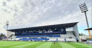 Archivo:Haupttribüne Böllenfalltor 2023 August