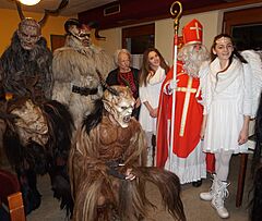 Archivo:Hl. Nikolaus in Begleitung des Krampus und Engeln