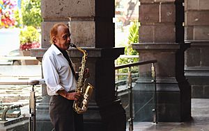 Archivo:Hombre tocando el saxofón