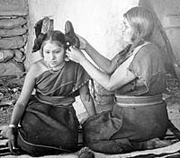 Archivo:Hopi woman dressing hair of unmarried girl