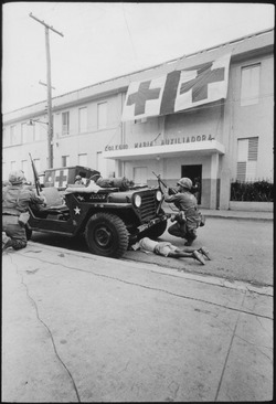 Archivo:Humanitarian G.I.'s. Firefight where G.I. pushes little kid under jeep for protection, Santo Domingo, May 5., 1965 - NARA - 541806