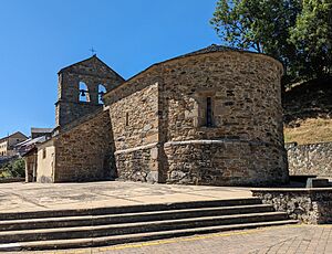 Archivo:Iglesia de San Julián, Robles de Laciana 04