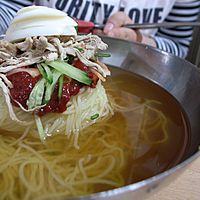 Archivo:Korean cold noodle soup-Milmyeon-01