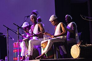 Archivo:Les Frères Guèdèhounguè en concert traditionnel au Bénin 03