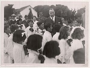 Archivo:Luis Batlle Berres junto a niños de escuela rural