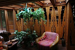 Archivo:Melvyn Maxwell Smith House living room - FLW, Architect - Bloomfield Hills built in 1946 (291336026)